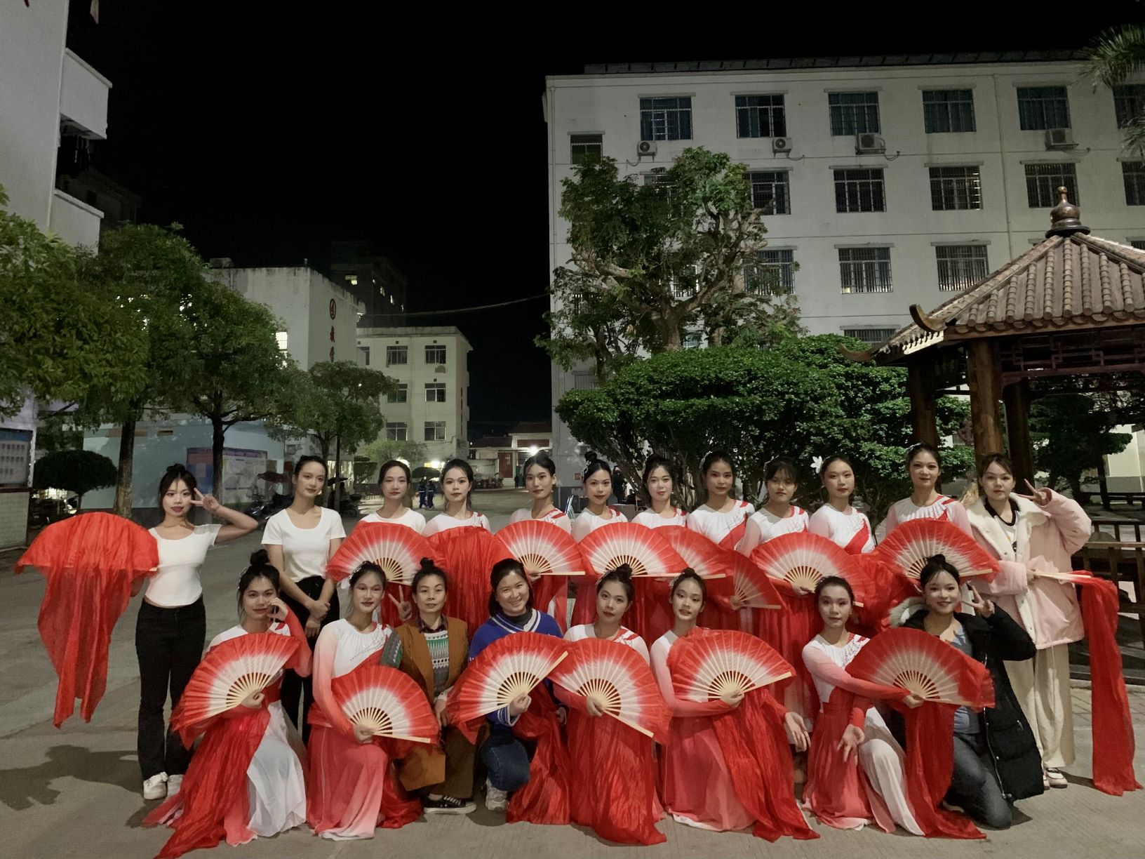 九游（中国）一站式服务平台到木乐一中绘画展示、参与晚会表演