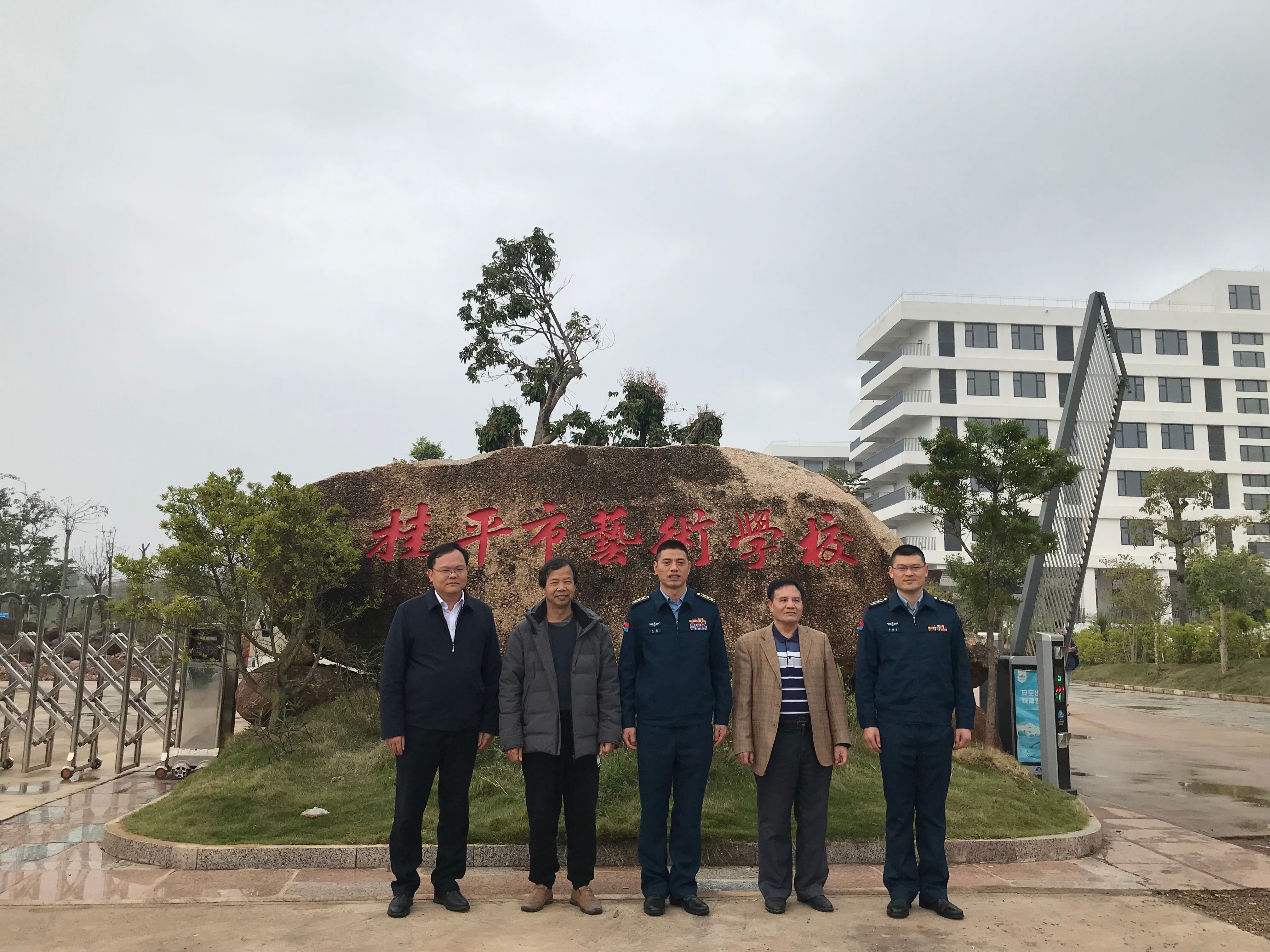 部队首长到我校指导工作丨 九游（中国）一站式服务平台  丨一方水土养育一代人。军民鱼水情，让我们的家园充满阳光、充满生机、充满希望！